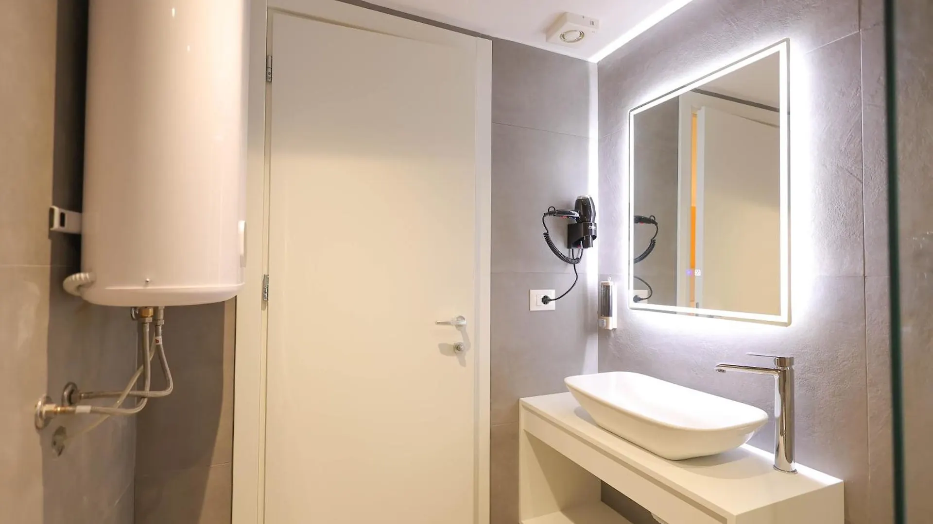 Grandstay Studios Durres 0*,  Albania